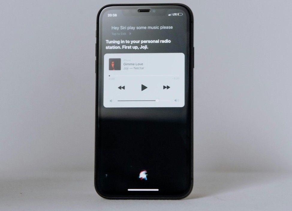 Apple Teams Up With Google for Siri 2026: Smart Strategy or AI Surrender?